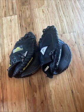 2-Akadema catcher mitts  APM40